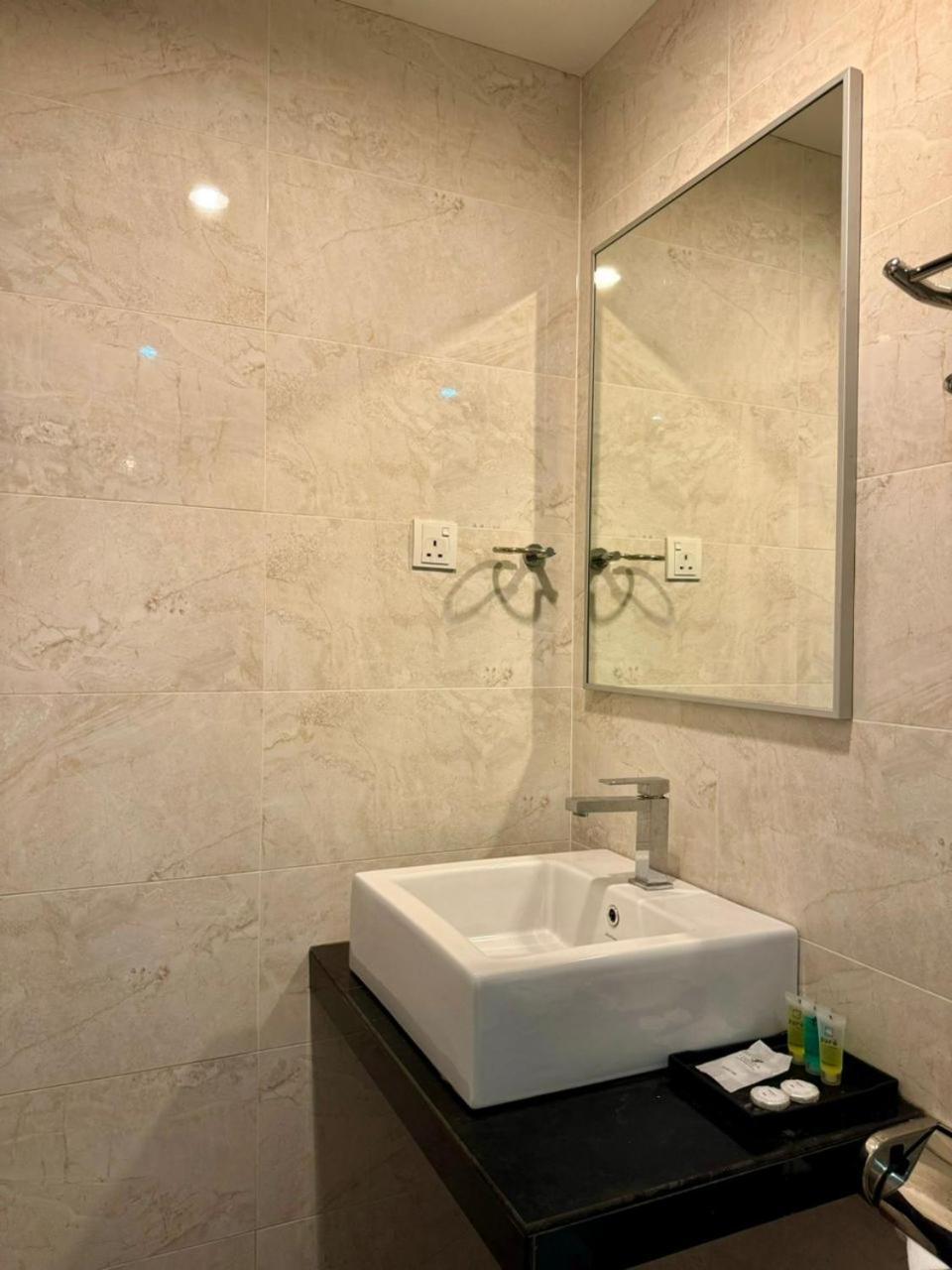 Hotel Zamburger Legenda Johor Bahru Buitenkant foto